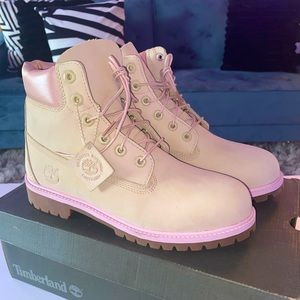 BRAND NEW! Timberland Premium 6” Lug Sole boots Size 7 color Light Pink Nubuck